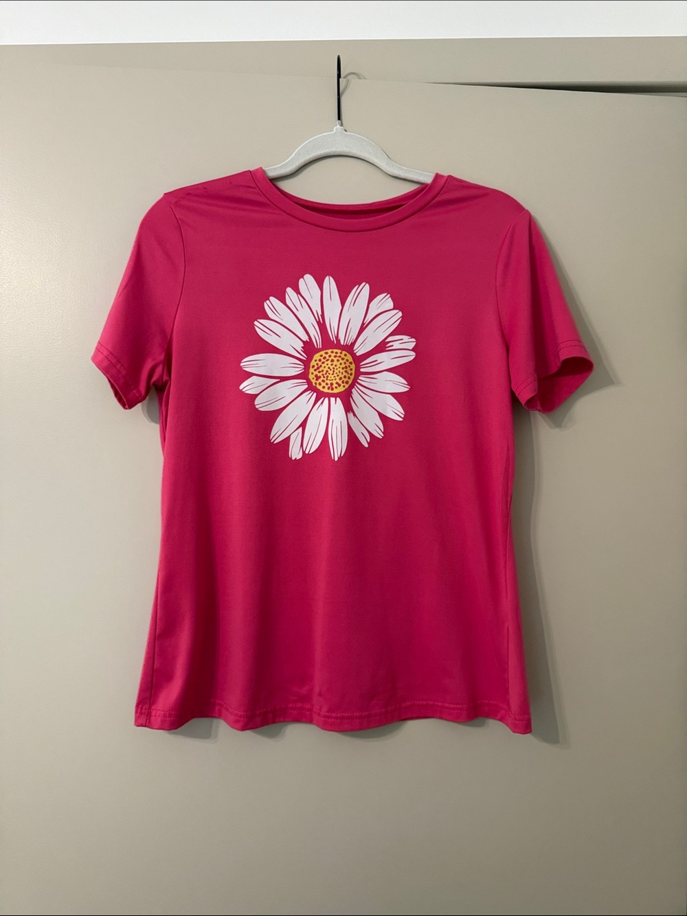 Women’s Hot Pink Daisy Graphic Crew Neck Tee